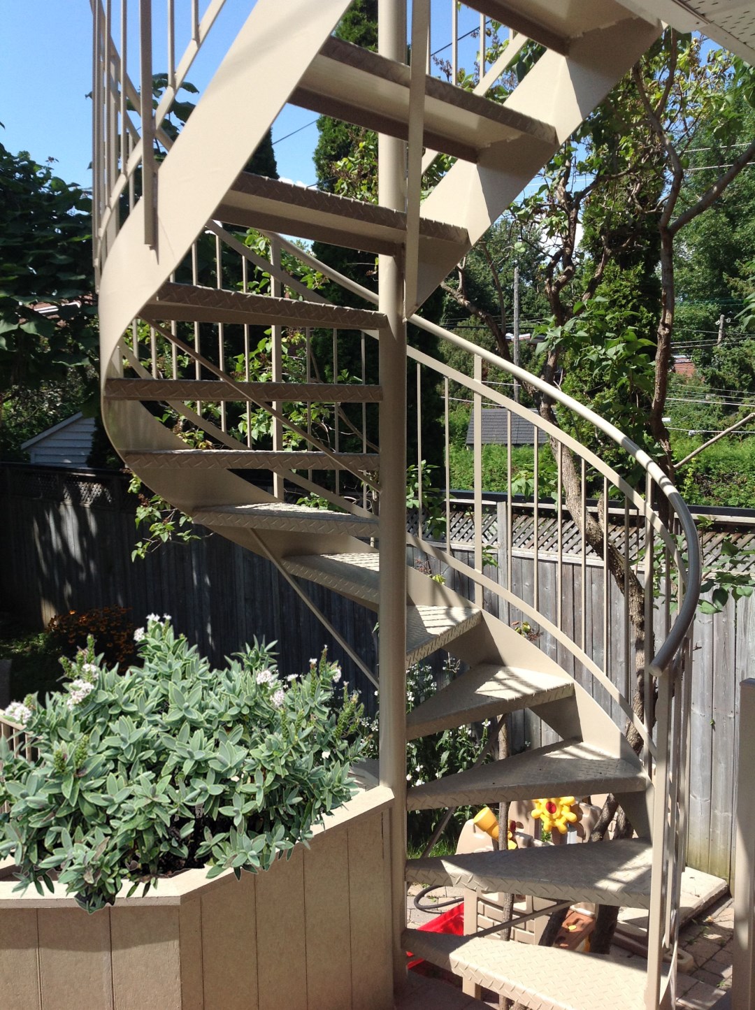 Tourelles en aluminium | Escaliers hélicoïdaux  | Escaliers en spiral | Montréal | Bell Aluminium